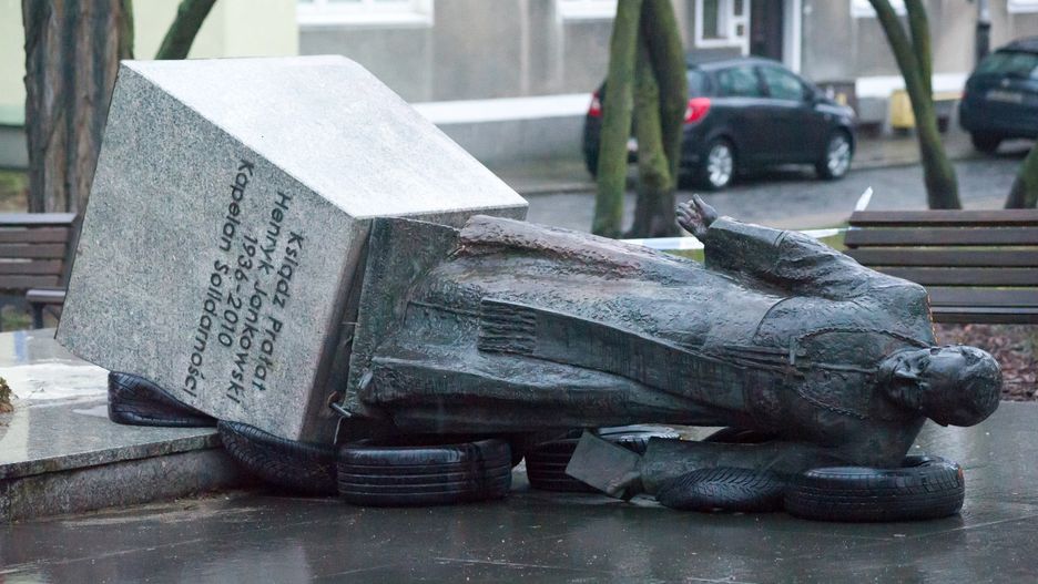 Gdańsk. Obalili pomnik prałata Henryka Jankowskiego. Jest akt oskarżenia.