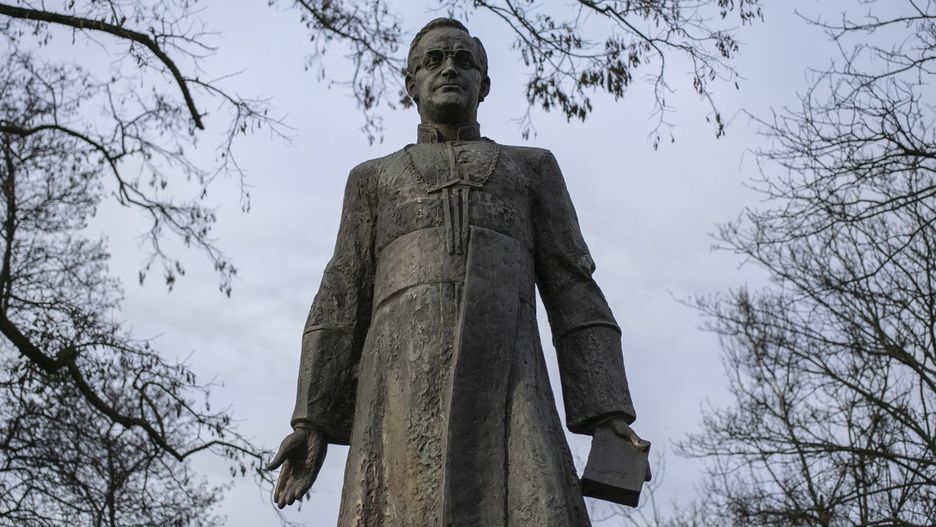 Pomnik ks. Henryka Jankowskiego znów stoi w Gdańsku