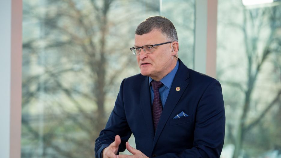 Koronawirus w Polsce. Doktor Paweł Grzesiowski podkreśla jak ważne jest pozostanie w domu podczas epidemii