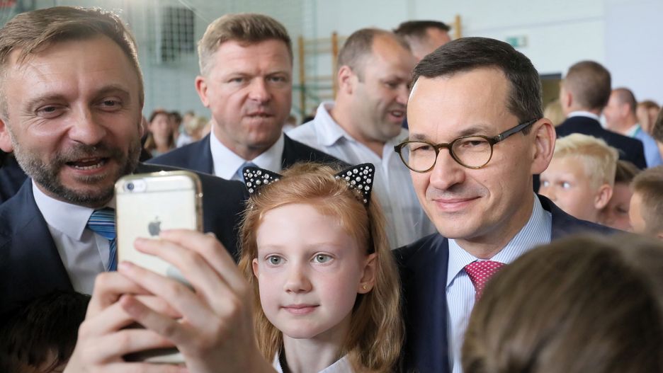 Radny PiS Robert Perkowski (pierwszy z lewej) i premier Mateusz Morawiecki