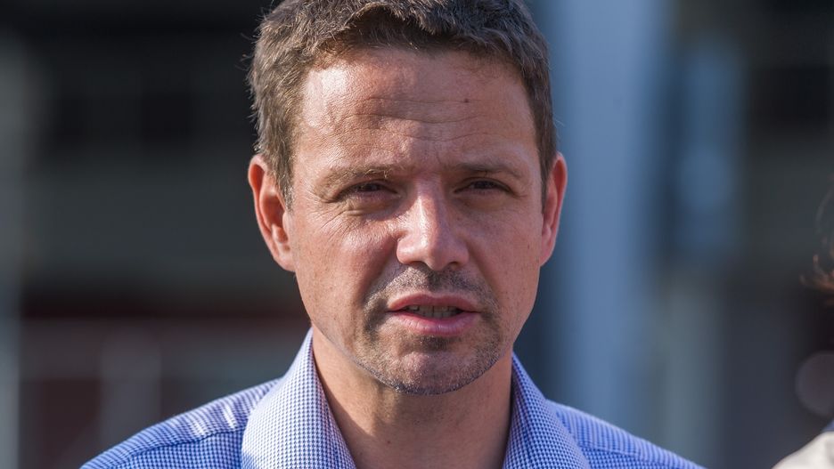 Rafał Trzaskowski nie tylko zainaugurował akcję "Otwarte Drzwi dla Warszawy", ale i pomógł gospodyni naprawić domową usterkę