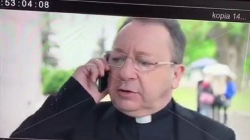 - No, przyjechał bezdomny i dał mi dwa samochody. A potem wziął i umarł - mówi postać Zbigniewa Zamachowskiego