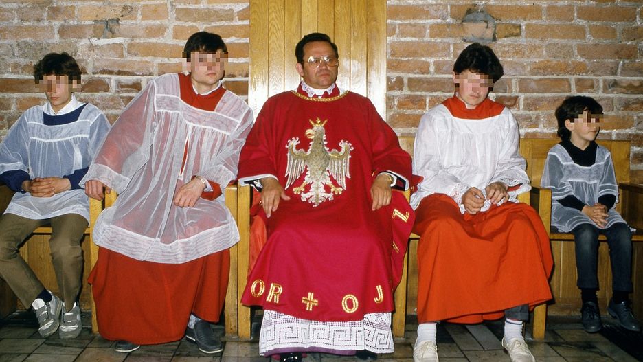Prałat Jankowski w otoczeniu ministrantów w św. Brygidzie 