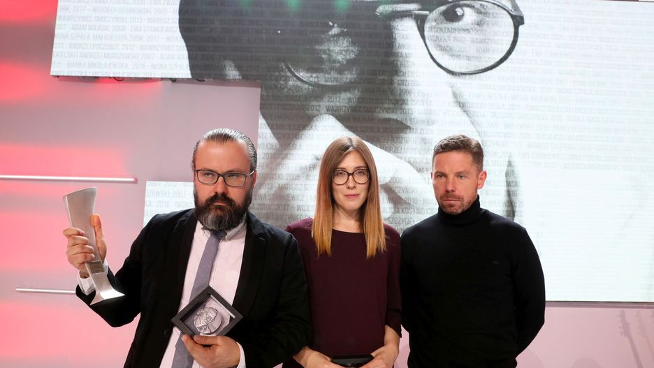 Gala nagród Radia Zet im. A. Woyciechowskiego. Zwyciężyli twórcy reportażu "Polscy neonaziści" - (od lewej) Bertold Kittel, Anna Sobolewska i  Piotr Wacowski.