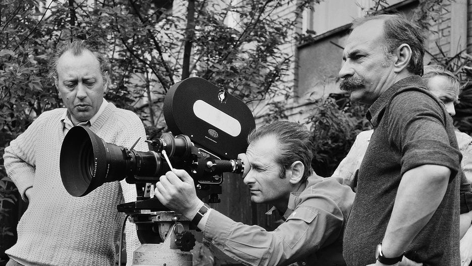 Maciej Kijowski (pierwszy z prawej) na planie filmu "Czerwone ciernie" w 1976 r.