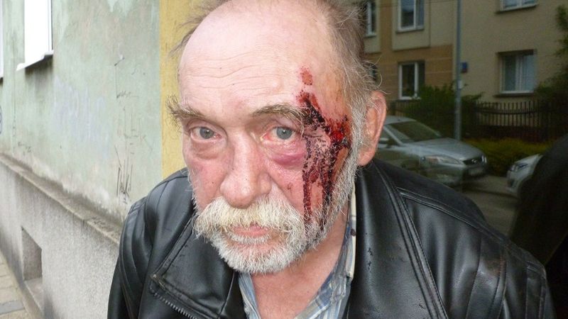 Katarzyna Gołub zeznała: Marek Orłowski został pobity, odebrano mu klucze do mieszkania, a jego rzeczy zostały wyrzucone do śmietnika. Noc po pozbawieniu mieszkania spędził w noclegowni, a potem mieszkał na ulicy