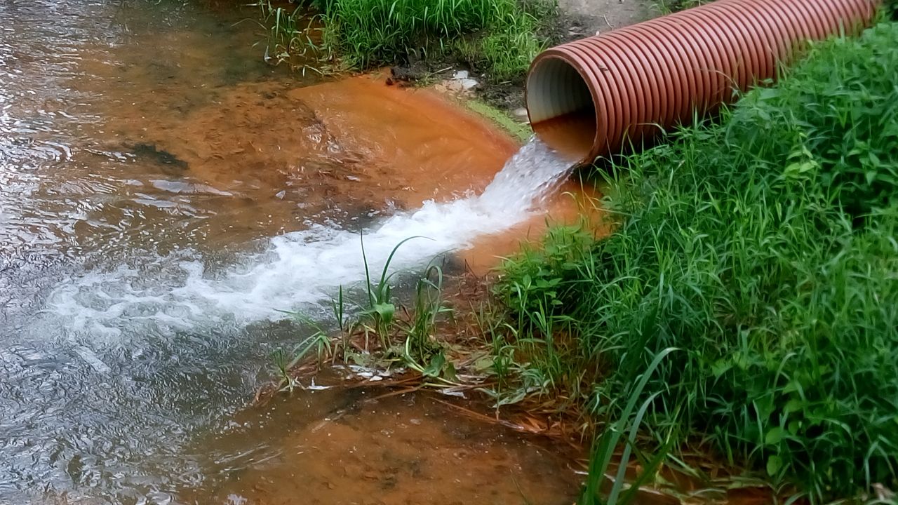 Tajemnicza inwestycja nad rzeką. "Z rur leje się pomarańczowa woda"