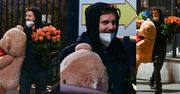 Szczęśliwy i obładowany prezentami Antek Królikowski odwiedził Joannę Opozdę i synka. Paparazzi przyłapali go przed szpitalem
