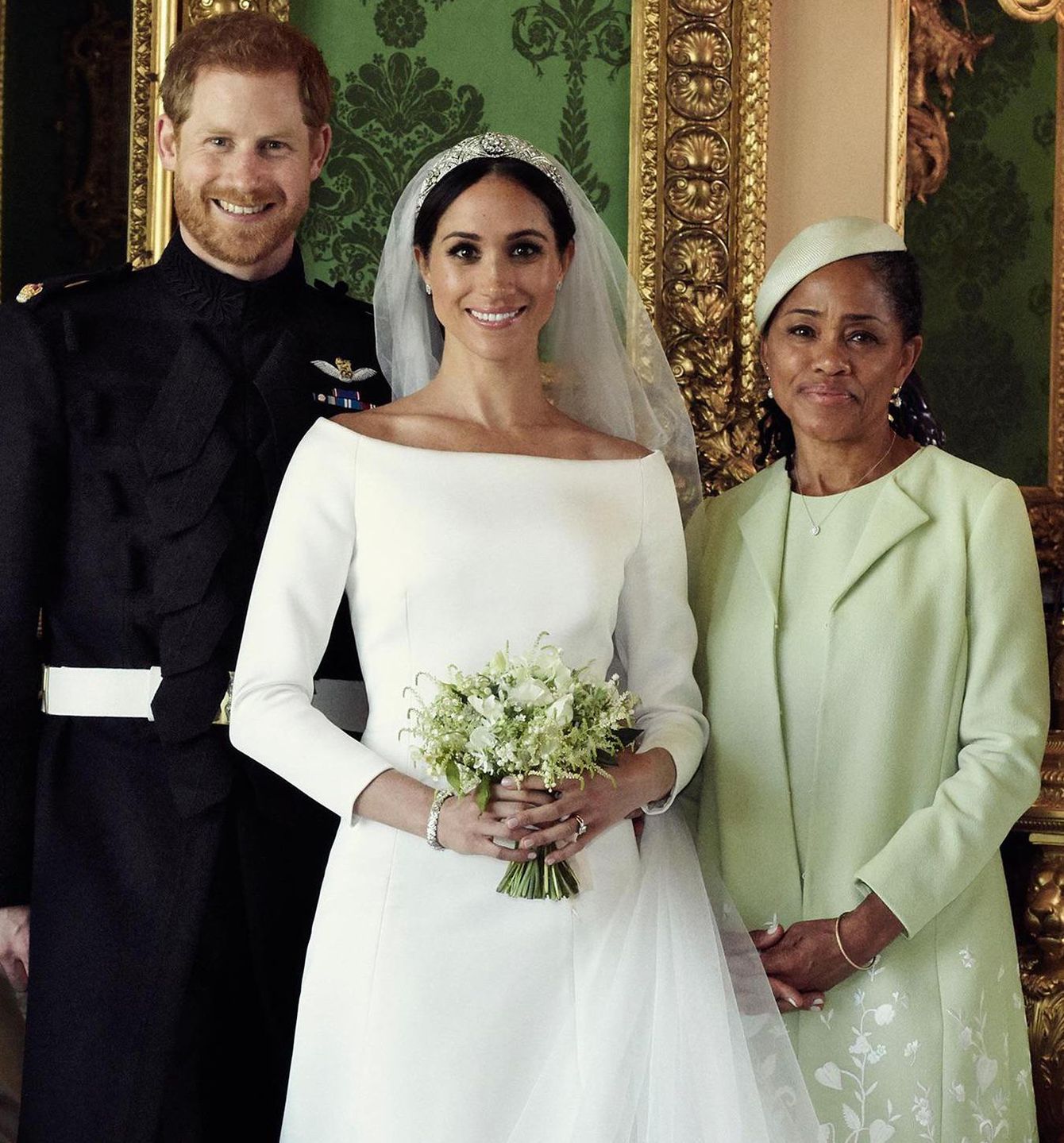 Oficjalny ślubny portret Meghan Markle i księcia Harry'ego. Na zdjęciu z matką panny młodej