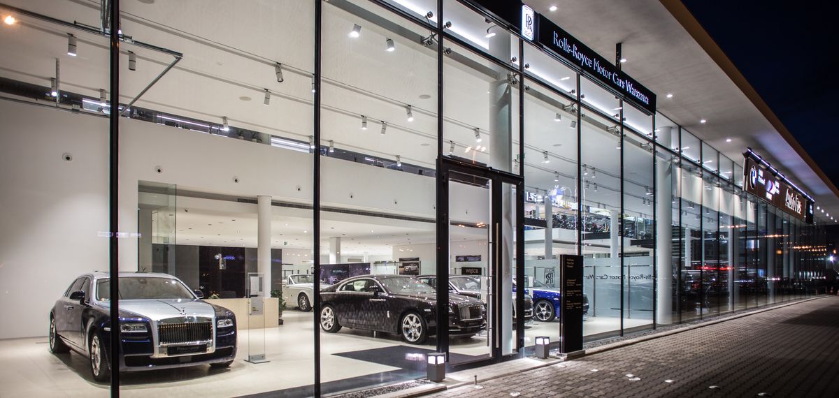 Rolls-Royce w górę, ferrari w dół