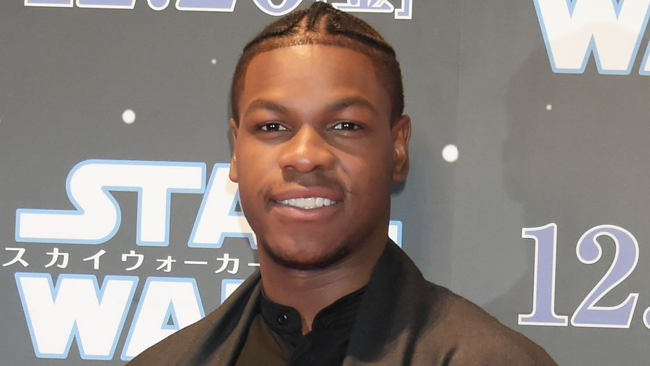 "Gwiezdne wojny": John Boyega zdobył się na piękny gest. Kupił rodzicom dom