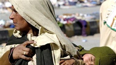 Kobieta z dzieckiem w obozie dla ofiar trzęsienia ziemi w Balakot