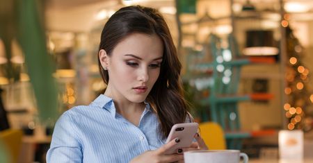 Kiedy możesz czytać SMS-y partnera? Spytałyśmy prawnika