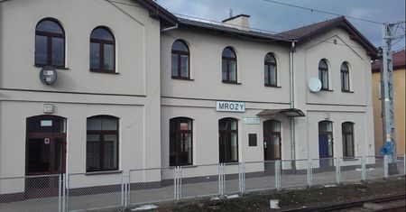 Dyrektor w resorcie infrastruktury zatrudnił kolegę. Potem zmienił dla niego rozkład jazdy pociągów