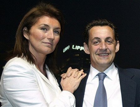 Żona Sarkozy'ego zwróciła "prezydencką" kartę