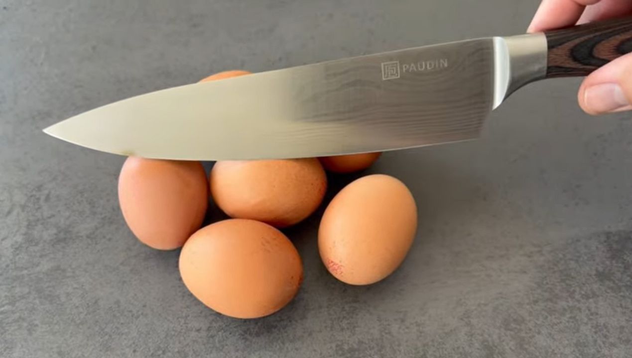 Jeśli masz jajka w lodówce, potrzyj skorupki nożem
