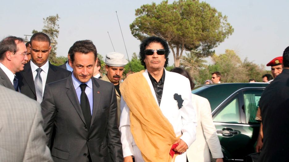 Nicolas Sarkozy i Muammar Kadafi w Libii w 2007 r.
