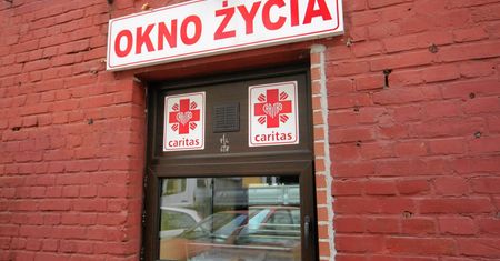 Znaleziono chłopca w oknie życia. Ma 3 dni