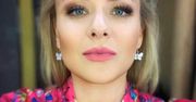 Aneta Zając w króciutkiej mini na kolanach u Mikołaja. Po nogach widać jak bardzo schudła