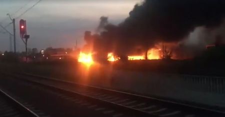 Pożar w Wołominie. Ogień zajął teren starej hali przy zakładach chemicznych