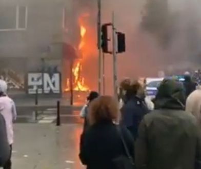 Warszawa. Pożar sklepu na ul. Świętokrzyskiej. Duże zadymienie w pasażu handlowym i bloku