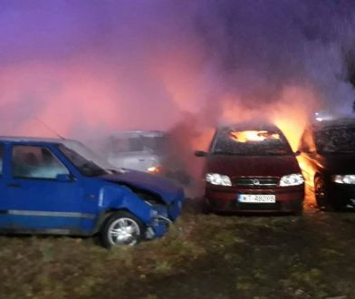 Spłonęły samochody w Wawrze. Pożar w warsztacie samochodowym