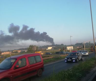 Pożar hali niedaleko składu paliw. Ogromny dym nad Tarnowskimi Górami. Są zdjęcia z akcji