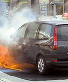 Jak się zachować, gdy po wypadku auto staje w płomieniach?