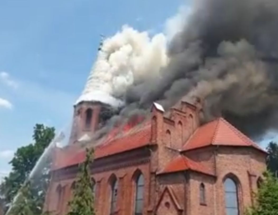 Pożar zabytkowego kościoła w Lutolu Suchym. Runęła część dachu