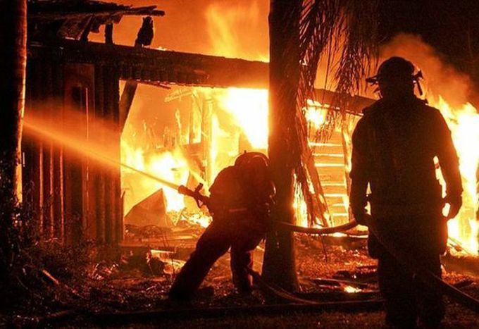 Tragiczny pożar domu jednorodzinnego. Trzy osoby nie żyją, nikt nie zauważył ognia