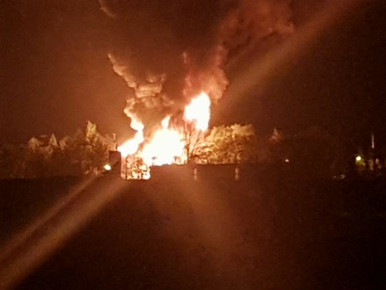 Wielki pożar hali w Żywcu ugaszony. Strażacy opanowali płonące chemikalia