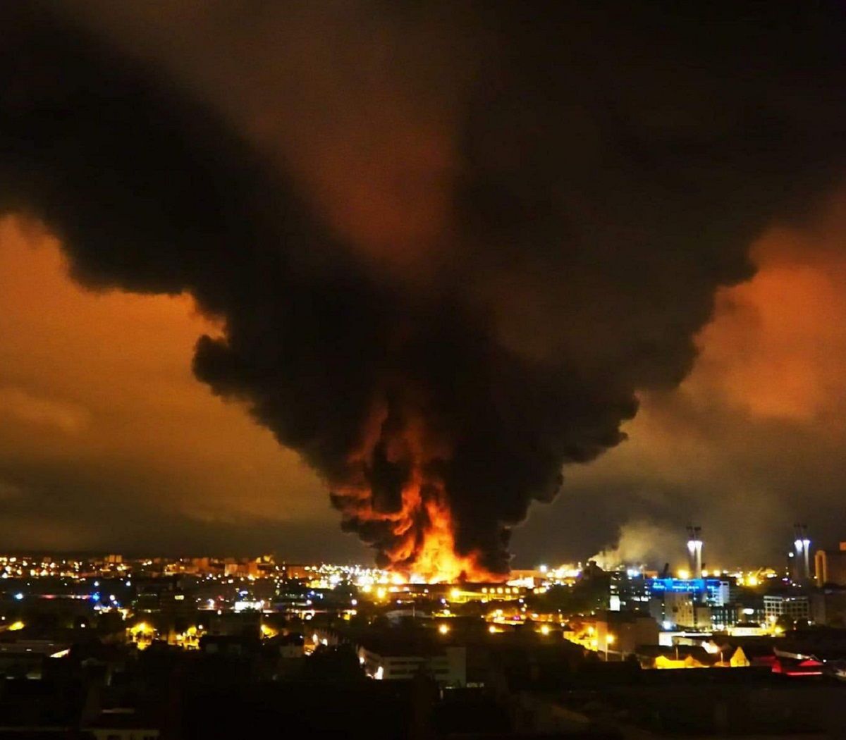 Francja: Pożar w zakładach chemicznych w Rouen. Z ogniem walczy około 130 strażaków [WIDEO]