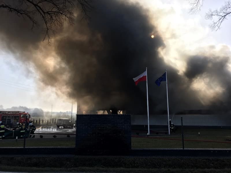 Pożar hali produkcyjnej pod Ostrzeszowem. W akcji 50 strażaków