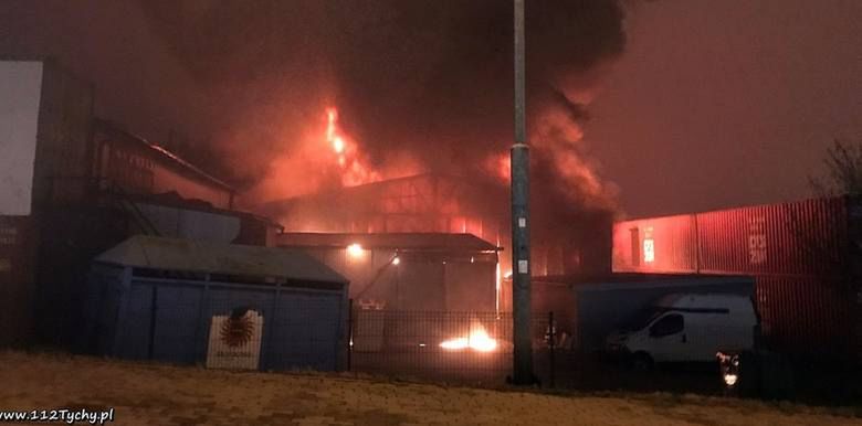 Groźny pożar w Mikołowie. Spłonęły hale z zabawkami