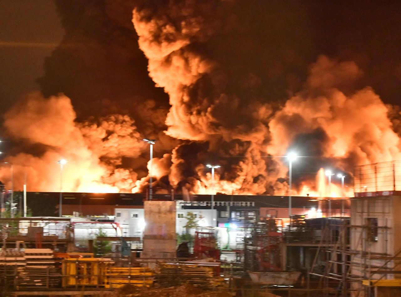 Eksplozje i pożar w zakładach chemicznych w Rouen