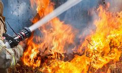 Łódzkie: potężny pożar. Płonie hala z odpadami