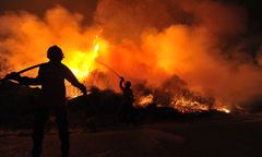 Potężny pożar składowiska elektrośmieci w Świętokrzyskiem