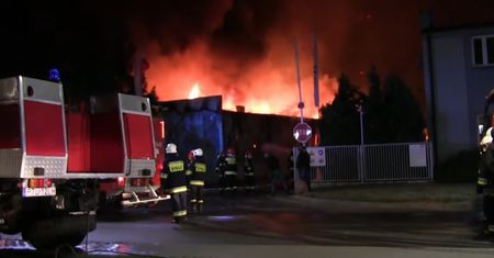 Turek. Potężny pożar zakładu meblowego. Trwa akcja gaśnicza