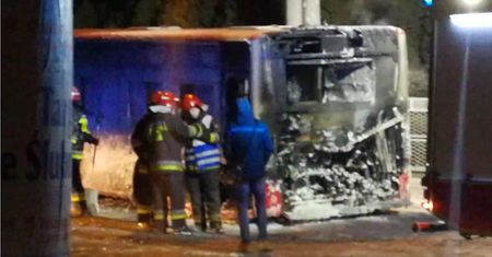 Autobus miejski niemal doszczętnie spłonął. Kierowca uratował 20 pasażerów