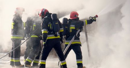 Lwówek. Pożar domu w centrum miasta. Strażacy walczą o ocalenie sąsiednich budynków