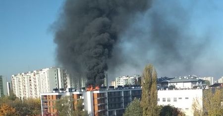 Kłęby dymu nad Warszawą. Pali się mieszkanie na Bemowie