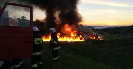 Pożar samochodu na Podkarpaciu. Kierowca nie mógł się uwolnić
