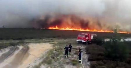 Pożar na poligonie w Świętoszowie. Wichura rozniosła ogień