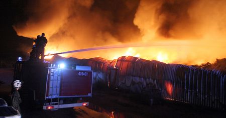 Śląsk: pożar hali produkcyjnej w Mikołowie. Strażacy walczyli z ogniem całą noc