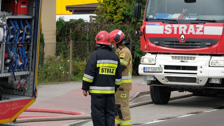 Ogień pojawił się w nocy. Zdjęcie ilustracyjne