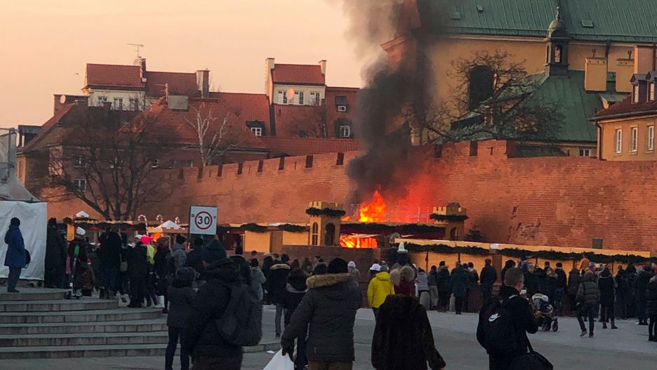 Warszawa, plac Zamkowy. Pożar na jarmarku świątecznym