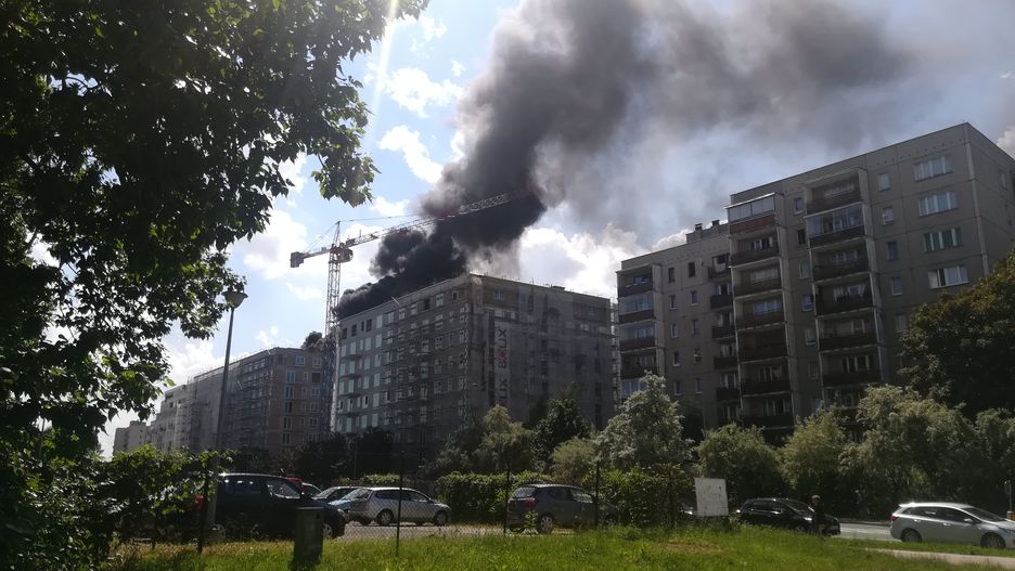 Warszawa. Jeden z budynków przy ul. Modzelewskiego się pali