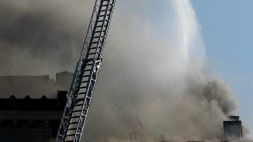 Strażacy walczą z pożarem na krakowskim rynku