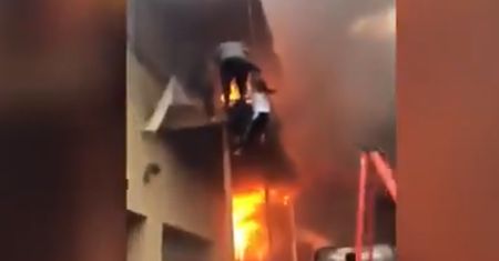 Desperacka próba ucieczki. Dziewczynki skaczą z balkonu
