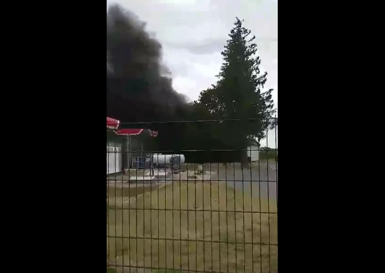 Pożar na terenie stacji benzynowej. Zapłonęła hala